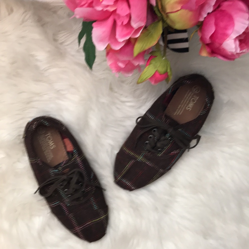 Tom’s brown plaid lace up Oxford shoes